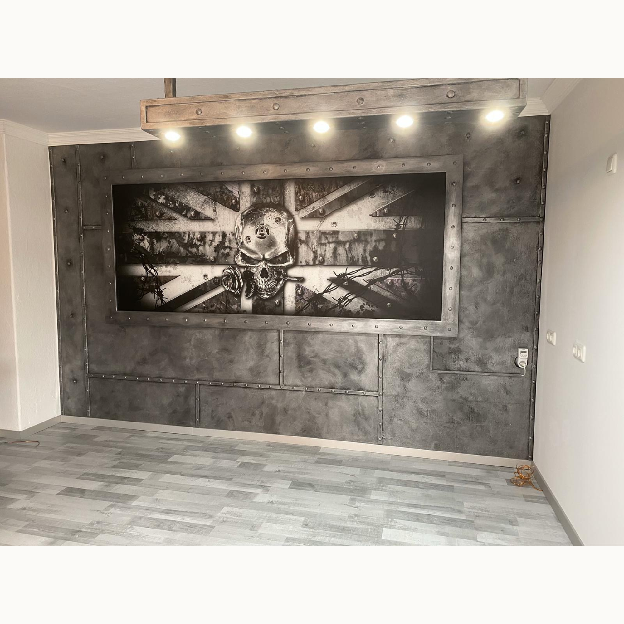 Wohnzimmerwand im Industrie-Look aus genietetem Silbergrau mit Totenkopf- und Union-Jack-Motiv