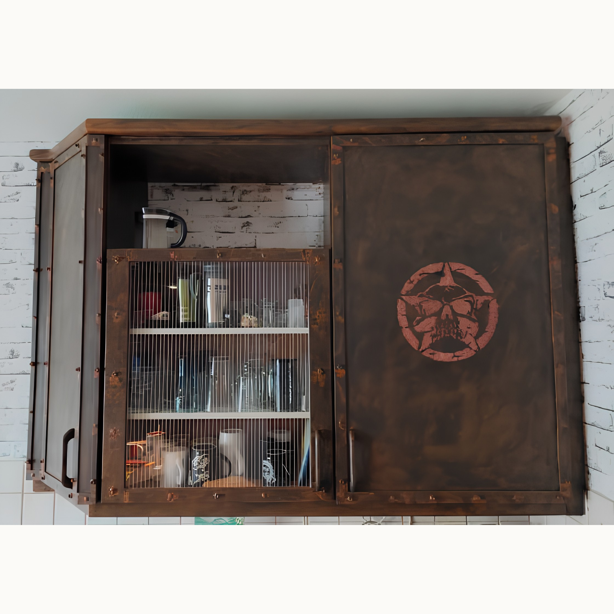 Küchen-Hängeschrank aus Holz mit metallener Schiebetür und rotem Totenkopf-Motiv